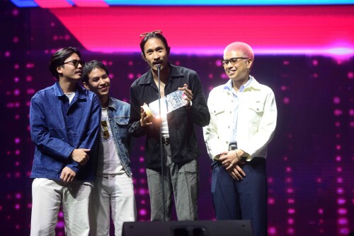 BEST-ARTIST-OF-THE-YEAR-GROUP51ff94040230100d.jpeg