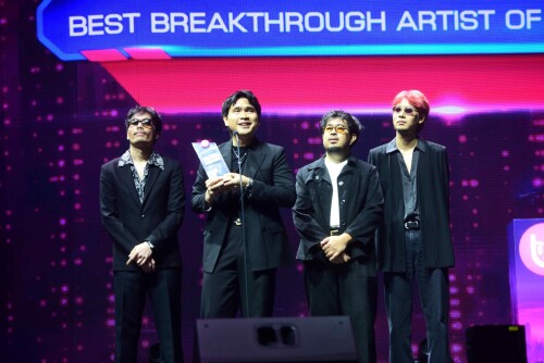 BEST-BREAKTHROUGH-ARTIST-OF-THE-YEAR4019fe9f9ba9c143.jpeg