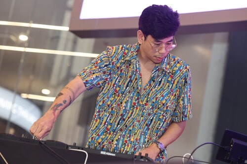 -THE-HYMMAPAN-ELECTRON--Siam-Paragon-Ultrasonic-Water-Festival-2024-Songkran-Lobster-Wonderland-by-Philip-Colbert-3f65be2c99d55bd03.jpeg
