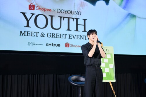 -1-DOYOUNG---Shopee-x-DOYOUNG-YOUTH-FANSIGN--EVENTcd56ce3a6d1e7f0f.jpg