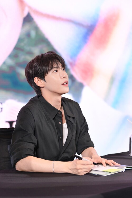 -13-DOYOUNG---Shopee-x-DOYOUNG-YOUTH-FANSIGN--EVENT4386f84c493c7265.jpg