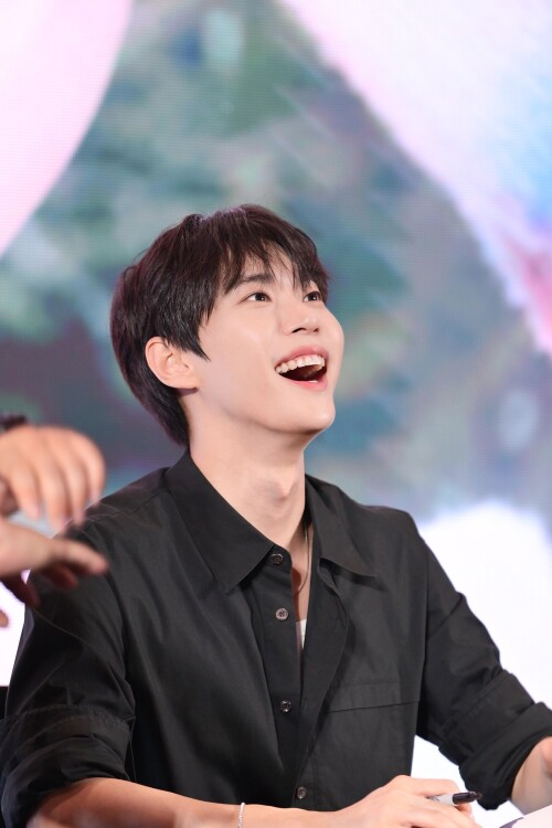 -14-DOYOUNG---Shopee-x-DOYOUNG-YOUTH-FANSIGN--EVENT3e5f5fa8c7c46fc7.jpg