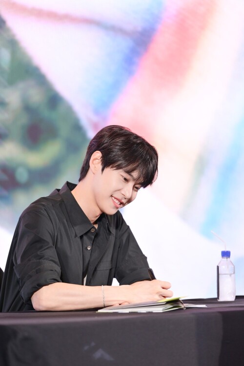 -15-DOYOUNG---Shopee-x-DOYOUNG-YOUTH-FANSIGN--EVENTe1b6ab7bcdea26c5.jpg