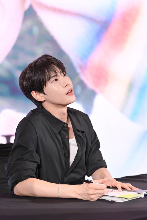 -17-DOYOUNG---Shopee-x-DOYOUNG-YOUTH-FANSIGN--EVENTe2bfca6283dac51d.jpg