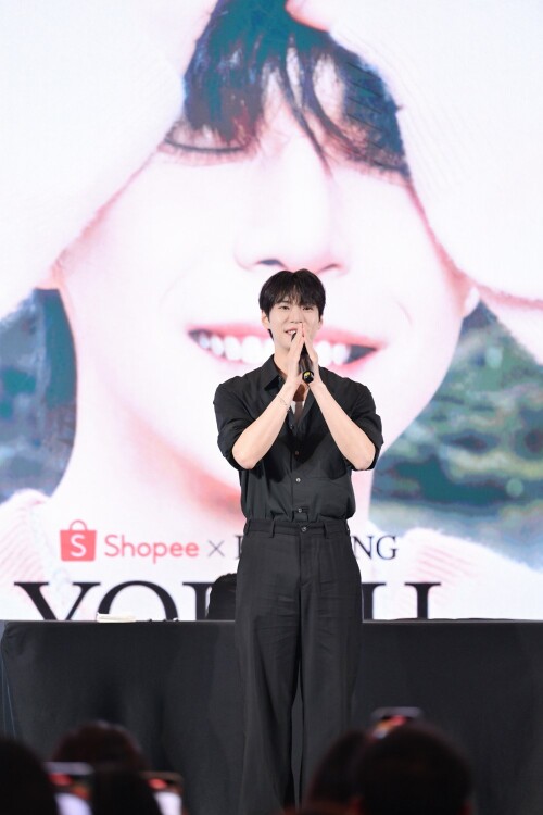 -4-DOYOUNG---Shopee-x-DOYOUNG-YOUTH-FANSIGN--EVENT445d7ca3ccb968f5.jpg