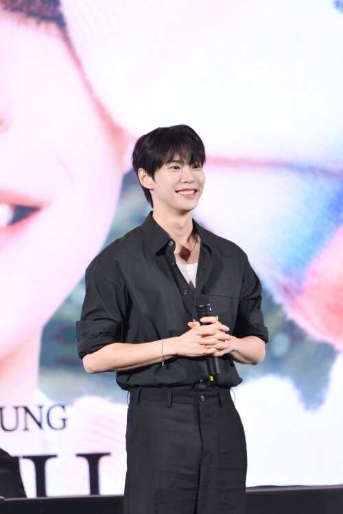 -6-DOYOUNG---Shopee-x-DOYOUNG-YOUTH-FANSIGN--EVENT9d5757c4f64c8465.jpg