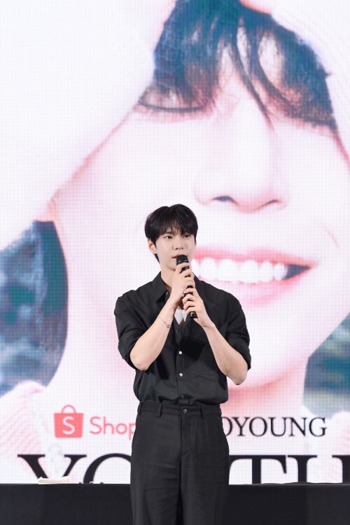 -7-DOYOUNG---Shopee-x-DOYOUNG-YOUTH-FANSIGN--EVENT56a56a97d6ccb041.jpg