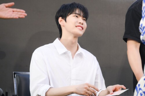 DOYOUNG--1--NCT-DOJAEJUNG-THE-1ST-MINI-ALBUM-PERFUME-ALBUM-SIGN-EVENT-IN-BANGKOK-1024x681a6f787983db79194.jpg