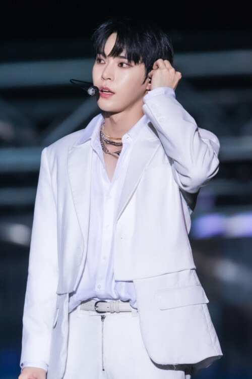 DOYOUNG--2--NCT-127-2ND-TOUR-NEO-CITY-BANGKOK--THE-LINK-682x10249c8358e0452cf224.jpg