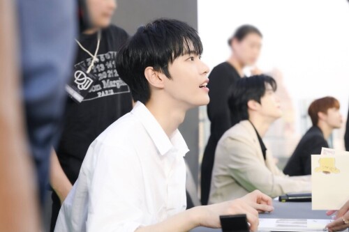 DOYOUNG--2--NCT-DOJAEJUNG-THE-1ST-MINI-ALBUM-PERFUME-ALBUM-SIGN-EVENT-IN-BANGKOK-1024x68102803f0f816bb530.jpg
