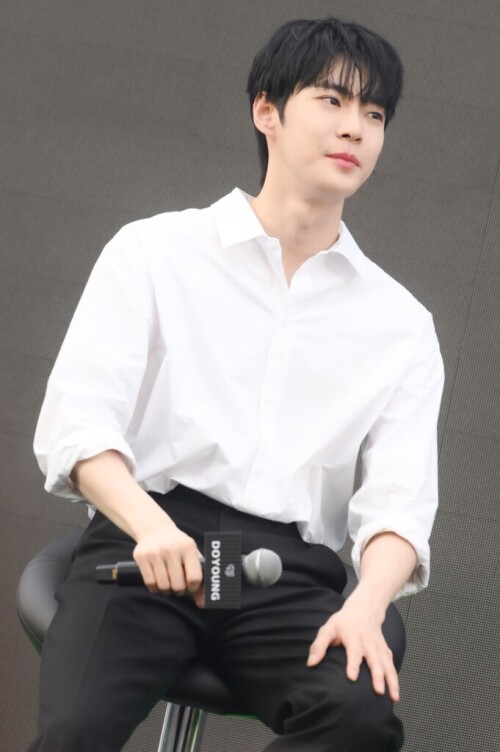 DOYOUNG--2--_NCT-DOJAEJUNG-THE-1ST-MINI-ALBUM-_PERFUME_-ALBUM-SIGN-EVENT-IN-BANGKOK_-681x1024dbc3bb89f0daeba0.jpg