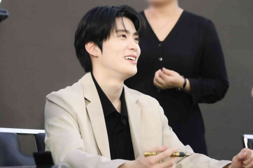 JAEHYUN--1--NCT-DOJAEJUNG-THE-1ST-MINI-ALBUM-PERFUME-ALBUM-SIGN-EVENT-IN-BANGKOK-1024x681d8285d18f0f8c146.jpg