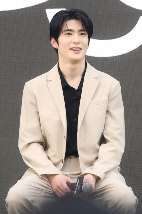 JAEHYUN--3--_NCT-DOJAEJUNG-THE-1ST-MINI-ALBUM-_PERFUME_-ALBUM-SIGN-EVENT-IN-BANGKOK_-681x10244eeae8f584beb7ef.jpg
