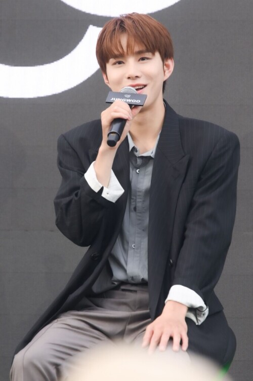 JUNGWOO--1--_NCT-DOJAEJUNG-THE-1ST-MINI-ALBUM-_PERFUME_-ALBUM-SIGN-EVENT-IN-BANGKOK_-681x1024ec3987f09b6e3cdf.jpg