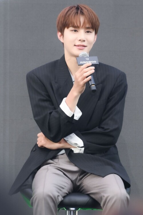 JUNGWOO--2--_NCT-DOJAEJUNG-THE-1ST-MINI-ALBUM-_PERFUME_-ALBUM-SIGN-EVENT-IN-BANGKOK_-681x10241830a154cff32df6.jpg