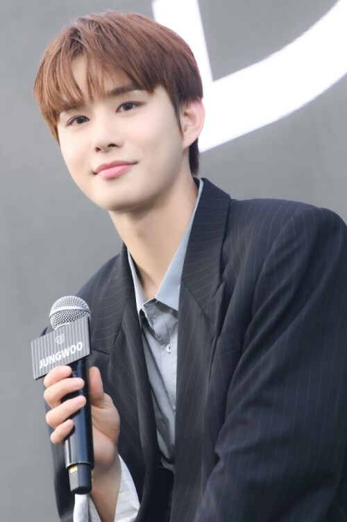 JUNGWOO--3--_NCT-DOJAEJUNG-THE-1ST-MINI-ALBUM-_PERFUME_-ALBUM-SIGN-EVENT-IN-BANGKOK_-681x102489f68ac2fdad9052.jpg