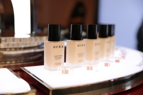 HERA-Silky-Stay-soft-liquid-foundation-1daf8f885a944a83f.jpg