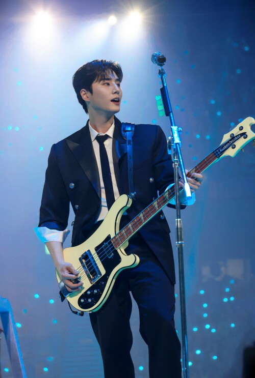 DAY6---press-image---YoungK5ac09406276bbfd1.jpeg