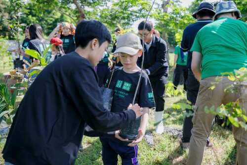 Uniqlo_GrowTogether-5c4e344e1aa63a3b2.jpg