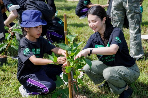 Uniqlo_GrowTogether-8136a7d5415fd1107.jpg